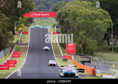 Bathurst, Australien, 16. Februar 2024. Car 77 Mercedes – AMG Team Craft – Bamboo Racing Mercedes- AMG GT4 A-Pro während des Freitagstrainings beim Repco Bathurst 12 Hour auf dem Mount Panorama Circuit am 16. Februar 2024 in Bathurst, Australien. Quelle: Ivica Glavas/Speed Media/Alamy Live News Stockfoto