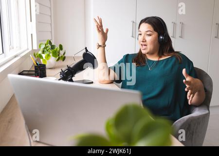 Die junge Frau nimmt einen Podcast von zu Hause auf Stockfoto