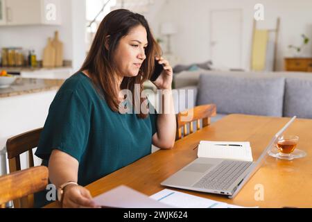 Eine junge, birassische Frau arbeitet von zu Hause aus Stockfoto