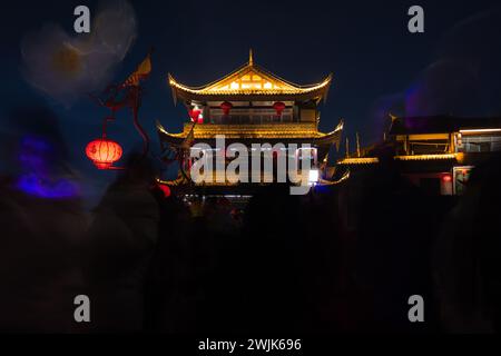 Das wunderschöne Leuchten eines antiken Tempels an einer festlichen Nacht in Longyan, Fujian, China Stockfoto