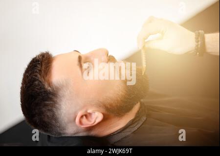 Friseurkämme Bart mit Kamm beim Schneiden und Rasieren des Kaukasiers Stockfoto