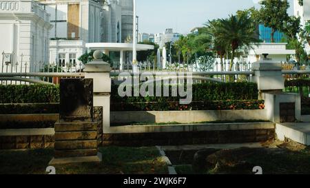 Die Stadt Medan strahlt im Sonnenlicht mit leuchtenden Lichtern und üppigen Grüntönen, eine malerische Mischung aus urbaner Vitalität und natürlicher Schönheit Stockfoto