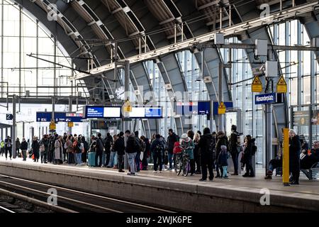 Berlin, Deutschland. Februar 2024. Die Leute warten auf dem Bahnsteig am Alexanderplatz. Der Zugverkehr im Stadtzentrum zwischen Alexanderplatz und Ostbahnhof sei seit dem Morgen unterbrochen worden, so eine Bahnsprecherin. Objekte sollen auf den Gleisen liegen. Quelle: Fabian Sommer/dpa/Alamy Live News Stockfoto