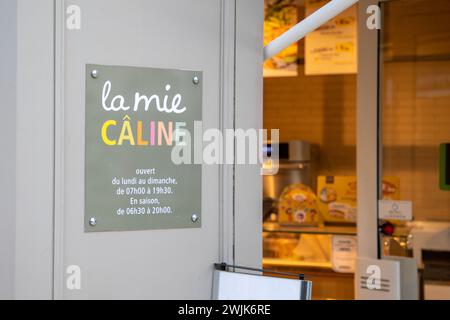 Bordeaux , Frankreich - 02 12 2024 : La mie caline Logo Marke und Textschild Ladenfassade einer französischen Bäckerei Stockfoto