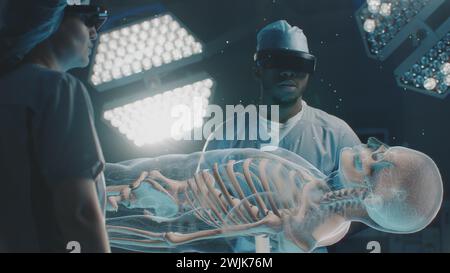 Verschiedene Chirurgen in AR-Headsets arbeiten im OP. Der afroamerikanische Spezialist verwendet virtuelle holografische Darstellung mit 3D-Animation menschlicher Skelette und Organe. Technik der AI-assistierten Chirurgie. Stockfoto