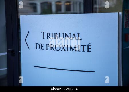 tribunal de proximite Zeichen Text auf dem Türeingang bedeutet in der französischen lokalen Gericht Empfangspflege Stockfoto