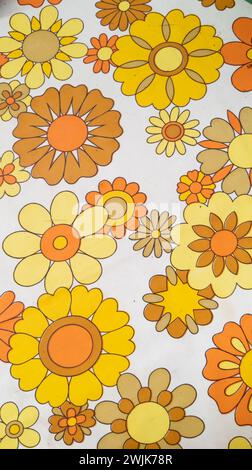 Nahtloser Serviettenhintergrund mit Blumen gelb orange braune Sonnenblumentapete aus den Siebzigern Stockfoto