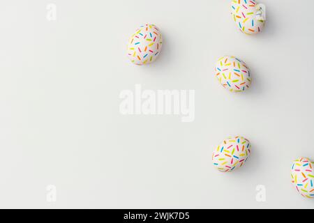 Farbenfrohe ostereier auf weißem Hintergrund. Direkt über der Tischplatte. Stockfoto