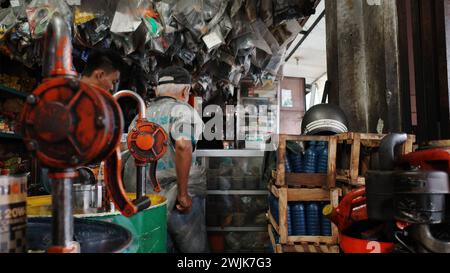 Das pulsierende Stadtleben von Medan pulsiert mit vielfältigen Aktivitäten, einem lebhaften Mosaik aus Kultur, Handel und Gemeinschaft Stockfoto