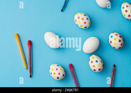 Bunte ostereier auf blauem Hintergrund. Direkt über der Tischplatte. Stockfoto