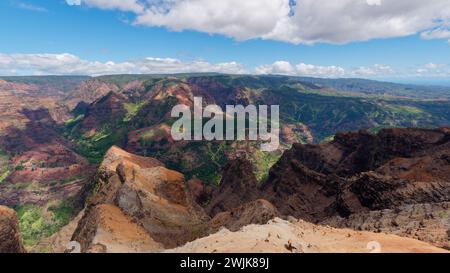 Der Panoramablick auf den Waimea Canyon vom Waimea Canyon Lookout auf Kauai, Hawaii Stockfoto