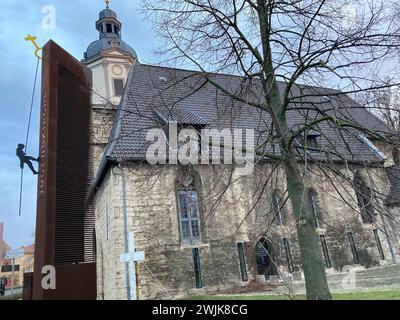 16. Februar 2024, Thüringen, Mühlhausen: Vor der Jugendkirche in Mühlhausen steht ein Kreuz, das Anfang April 2023 zum Gedenken an die Toten eines Autounfalls bei Bad Langensalza in Thüringen aufgestellt wurde. Die Klageschrift und das Urteil werden am Freitag vor dem Amtsgericht Mühlhausen in der Verhandlung um einen Autounfall bei einem Horrorunfall erwartet, bei dem sieben Menschen ums Leben kamen. Die Staatsanwaltschaft wirft dem Angeklagten vor, das Auto zu fahren, das den Unfall verursacht hat, während er betrunken und zu schnell war. Er hatte auch keinen Führerschein. Der 35-Jährige wird wegen sieben unfreiwilligen M angeklagt Stockfoto