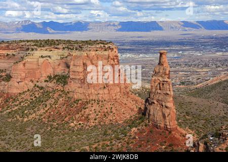 Das Unabhängigkeitsdenkmal und die Buchklippen im colorado National Monument an einem sonnigen Frühlingstag in der Nähe von Fruita, colorado Stockfoto