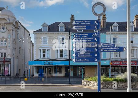 Llandudno North Wales united Kingdom 02. Juni 2023 Walisisch und Englisch mehrsprachiges Schild, Llandudno, Wales Stockfoto