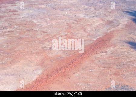 Luftlandschaft mit karger Vegetation auf roter Düne in der Wüste, aufgenommen von einem Segelflugzeug im hellen Licht des späten Frühlings in der Nähe von Hochanas, Namibia, Afrika Stockfoto