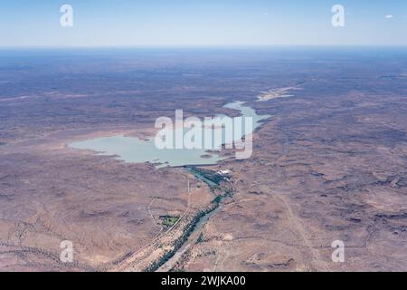 Luftlandcape mit Fish River und Hardap Dam und Reservoir in der Wüste, aufgenommen von einem Segelflugzeug im hellen Licht des späten Frühlings nördlich von Mariental, Nam Stockfoto