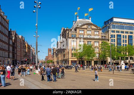 De Bijenkorf Flagship Store in Amsterdam Niederlande. De Bijenkorf (Niederländisch: „The Beehive“) ist eine Kette von High-End-Kaufhäusern. Stockfoto