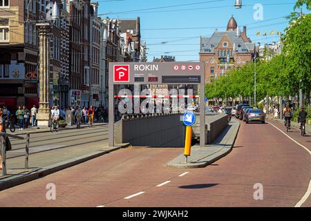 Eingang zur Tiefgarage Rokin am Rokin im Stadtzentrum von Amsterdam, Niederlande. Das Parkhaus wurde 2020 eröffnet. Stockfoto