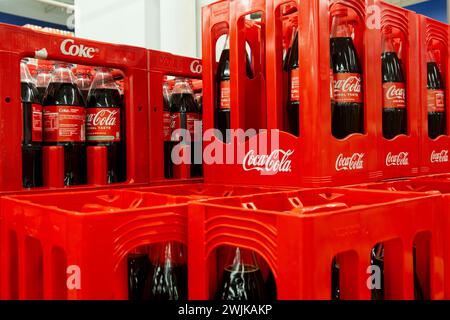 Februar 2024: Coca-Cola-Kisten im Supermarkt Stockfoto