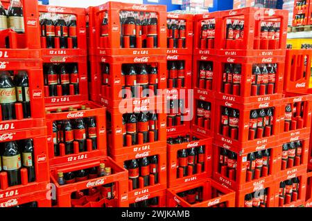 Februar 2024: Coca-Cola-Kisten im Supermarkt Stockfoto