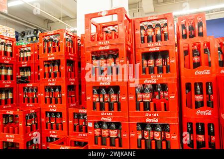 Februar 2024: Coca-Cola-Kisten im Supermarkt Stockfoto