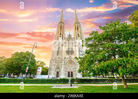 Votivkirche oder Votivkirche in Wien, Österreich. Berühmte neogotische Kirche an der Ringstraße - zweithöchste Kirche Wiens. Stockfoto