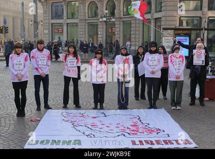 Protest der iranischen Gemeinschaft auf dem Cordusio-Platz für Frauenrechte und Ali Khamenei-Programm. Stockfoto