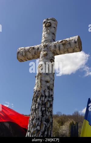 Birkenkreuz auf dem Grab, Friedhof, auf dem Hintergrund des Himmels. Ukraine. Stockfoto