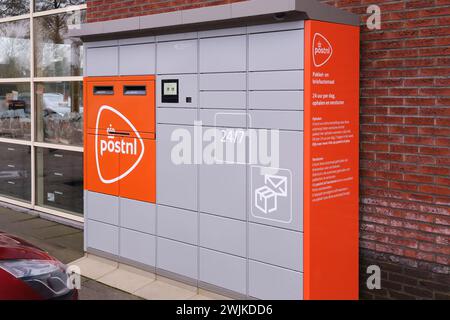 PostNL niederländischer Postdienst, automatische Paketabholung und -Zustellung. 24 7 zugängliche Schließfächer für Pakete und Post mit orangefarbenem Logo Stockfoto