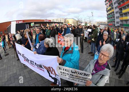 Demonstration unter dem Motto ãNie wieder ist jetzt C für Demokratie, gegen FaschismusÓ- Kundgebung gegen die AfD und Rechtsextremismus - Deutschland, GER, DEU Germany, Gotha, 10.02.2024 - Gotha: Das ãBündnis gegen Rechts. Gotha ist BUNT e. V. Ó ruft zu einer Demonstration unter dem Motto ãNie wieder ist jetzt C für Demokratie, gegen FaschismusÒ auf. Die Demonstration beginnt um 12 Uhr in Gotha-West auf dem Coburger Platz mit einer Auftaktkundgebung und bewegt sich über die Humboldtstraße, Bürgeraue und die Jüdenstraße zum Oberen Hauptmarkt, wo es eine weitere Kundgebung gibt. Hauptauslöser der Stockfoto