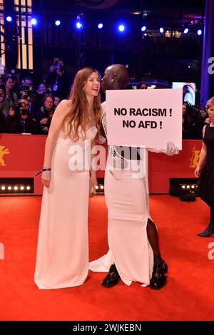 Pheline Roggan und Papis Loveday bei der Berlinale Eroeffnungsgala und Premiere Small Things like this bei den 74. Internationale Filmfestspiele in Berlin 15.02.2024 *** Pheline Roggan und Papis Loveday bei der Eröffnungsgala der Berlinale und Premiere Small Things Like This auf den 74. Internationalen Filmfestspielen Berlin 15 02 2024 Stockfoto