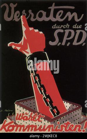 „Verraten durch die SPD. Wählt Kommunisten!“ ['verraten von der SPD. Stimme Kommunisten Ab!“] Deutsche Vintage-Werbung, 1930. Ein spitz zulaufender Finger bricht durch eine Kette, mit fett gedrucktem Text oben und unten. Der Grafikstil ist scharf und propagandistisch, mit einer begrenzten Farbpalette, die Rot, Schwarz und weiß betont. Stockfoto