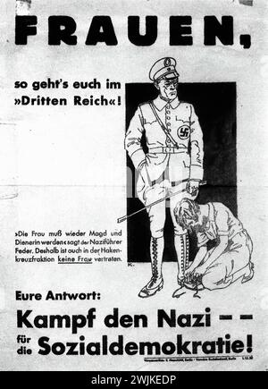 "Frauen, Kampf den Nazi -- für die Sozialdemokratie!" ['Frauen, kämpft gegen die Nazis für die Sozialdemokratie!'] Deutsche Vintage-Werbung mit einer schwarz-weißen politischen Illustration, die gegen den Nationalsozialismus drängt, typisch für das intensive politische Klima in Deutschland der frühen 1930er Jahre. Stockfoto