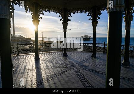 Brighton Großbritannien 16 Februar 2024 - Ein sonniger und viel wärmerer Morgen an der Küste von Brighton als spät nach Tagen des Regens und des schlechten Wetters . : Credit Simon Dack / Alamy Live News Stockfoto