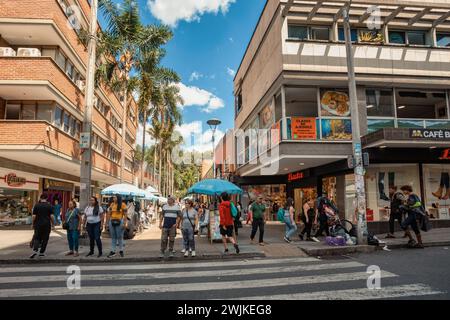 Medellin, Kolumbien - 9. Dezember 2023: Straßenansicht, die das Wesen des täglichen Lebens in Medellin mit gewöhnlichen Menschen, die ihren Routinen nachgehen, erfasst. Ein Stockfoto