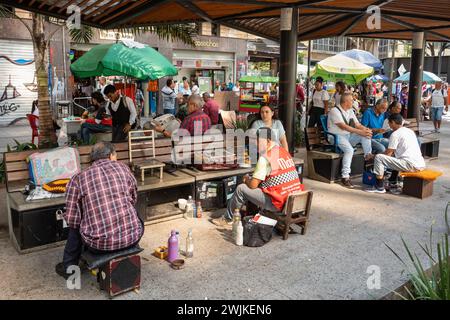 Medellin, Kolumbien - 9. Dezember 2023: Straßenansicht, die das Wesen des täglichen Lebens in Medellin mit gewöhnlichen Menschen, die ihren Routinen nachgehen, erfasst. Ein Stockfoto