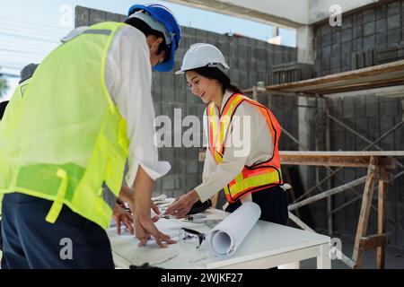 Geschäftsfrau übergibt mit einem Rechner die Finanzen, die Einnahmen und das Budget des Unternehmens Stockfoto