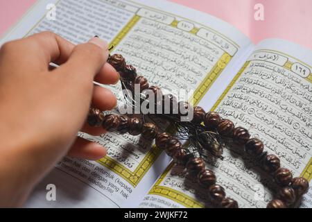 12. Juni 2023, Flachbild-Foto des Korans, Gebetsteppiche und Gebetskegeln für Muslime, Wonosobo, Indonesien Stockfoto