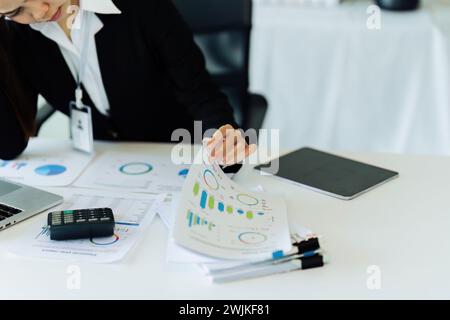 Geschäftsfrau übergibt mit einem Rechner die Finanzen, die Einnahmen und das Budget des Unternehmens Stockfoto