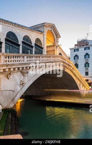 Rialtobrücke (Ponte di Rialto) bei Sonnenaufgang, Venedig, Venetien, Italien Stockfoto
