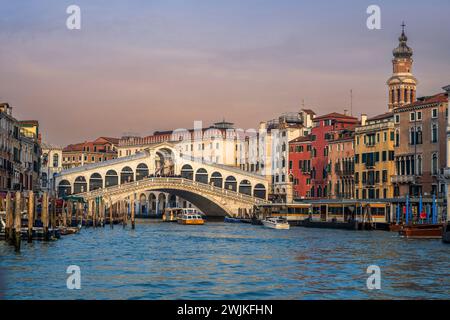 Canal Grande (Canal Grande) und Rialto-Brücke bei Sonnenuntergang, Venedig, Venetien, Italien Stockfoto