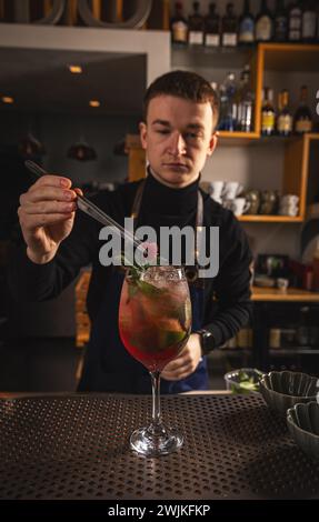 Barmen gestaltet Cocktails oder Mocktail, Pub-Konzept Stockfoto