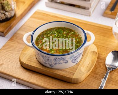 Traditionelle rumänische Chorba-Suppe mit Gemüse und Rindfleischwürfeln Stockfoto