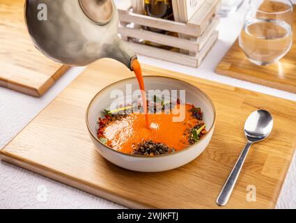 Gegrillte süße Pfeffercremesuppe serviert mit schwarzer Linse Stockfoto