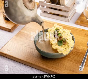 Champignon-Sahnesuppe mit Käse-Snack Stockfoto