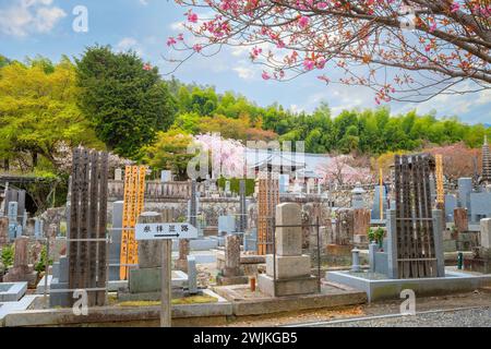 Kyoto, Japan - 6. April 2023: Der Adashino Nenbutsuji Tempel wurde 811 gegründet und befindet sich auf einem Hügel und etwas abseits des Haupttouristengebietes von Arash Stockfoto