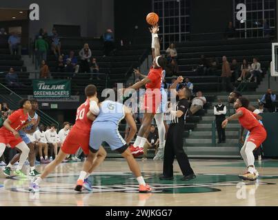 New Orleans, USA. Februar 2024. Die Tulane Green Wave und die Southern Methodist Mustangs geben am Donnerstag, den 15. Februar 2024, einen Tipp bei einem Basketballspiel der American Athletic Conference für Männer in der Fogleman Arena in New Orleans, Louisiana. (Foto: Peter G. Forest/SIPA USA) Credit: SIPA USA/Alamy Live News Stockfoto