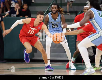 New Orleans, USA. Februar 2024. Samuell Williamson (10), der aus dem südlichen Methodisten Mustangs stammt, ist am Donnerstag, den 15. Februar 2024 in der Fogleman Arena in New Orleans, Louisiana, nach einem losen Ball unterwegs. (Foto: Peter G. Forest/SIPA USA) Credit: SIPA USA/Alamy Live News Stockfoto