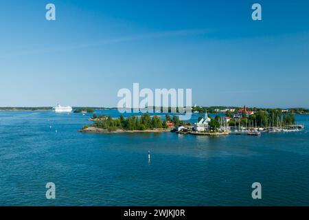 Helsinki, Finnland - 12. Juni 2023: Insel Valkosaari und Silja Line Fährverbindung vom Hafen Helsinki Stockfoto