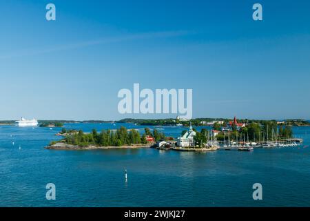 Helsinki, Finnland - 12. Juni 2023: Insel Valkosaari und Silja Line Fährverbindung vom Hafen Helsinki Stockfoto